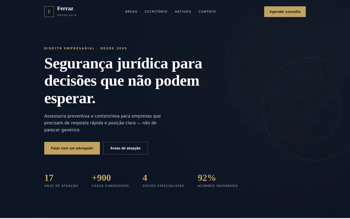 Página inicial do projeto conceitual Ferraz Advocacia, com fundo azul-marinho e detalhes dourados.